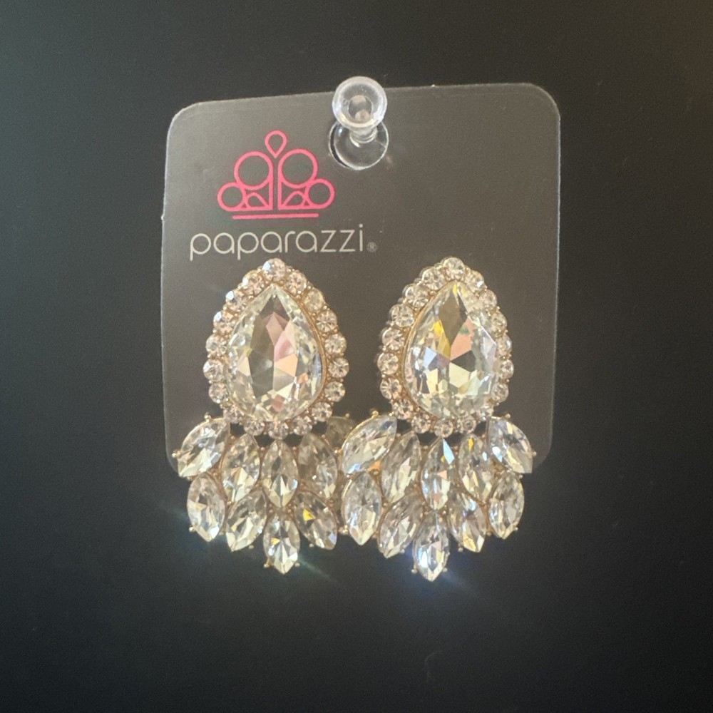 Paparazzi A Breath Of Fresh Heir Gold Post Earrings