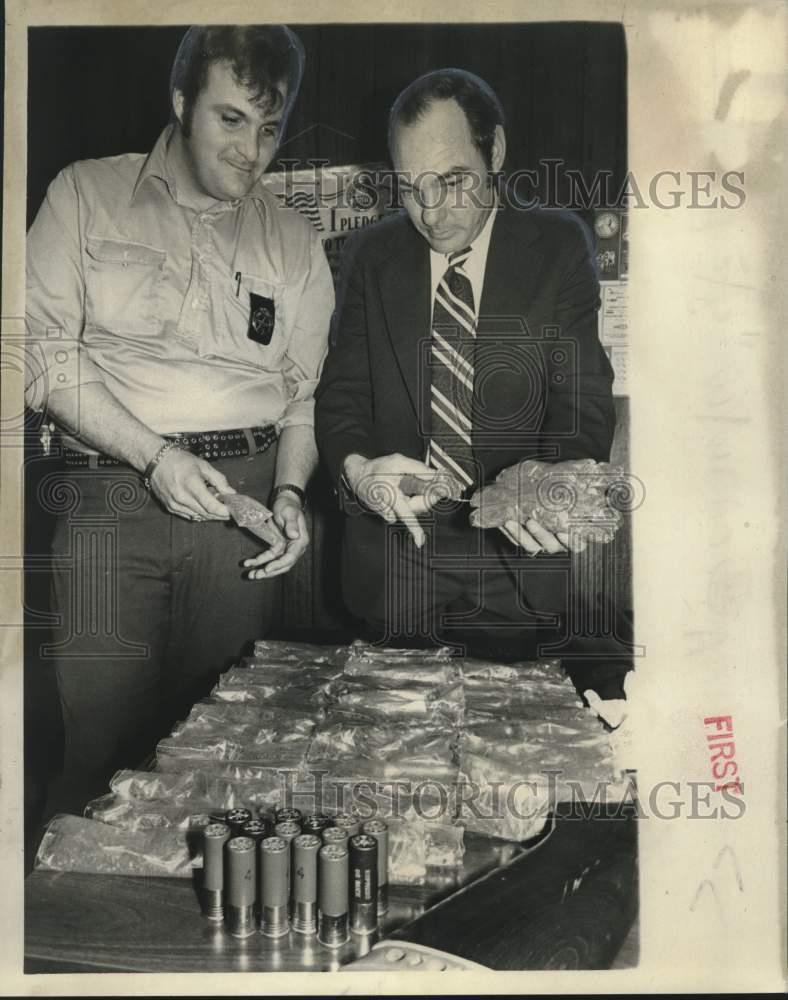 1976 Press Photo Westgo Police Officers obtained marijuana in Central Ave. raid