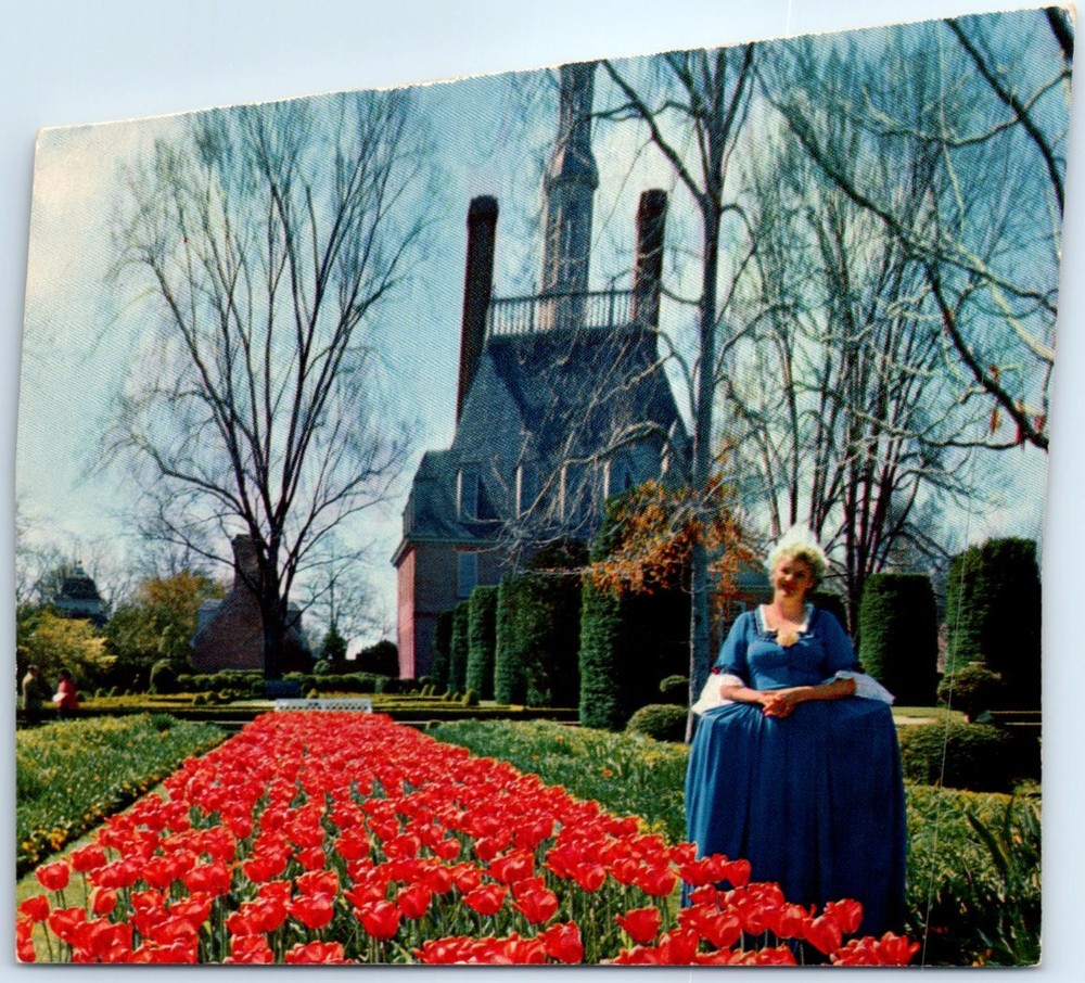 Postcard - Governor's Palace Gardens, Williamsburg, Virginia