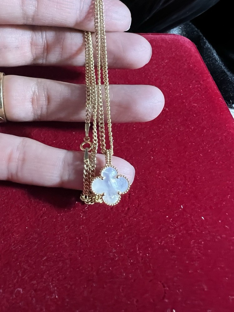 18k Gold Clover Pendant with Mother of Pearl Stone 12mm