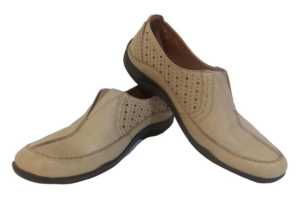 Clarks Artisan Shoes Womens Size  7.5 Beige Leather Slip On Comfortable