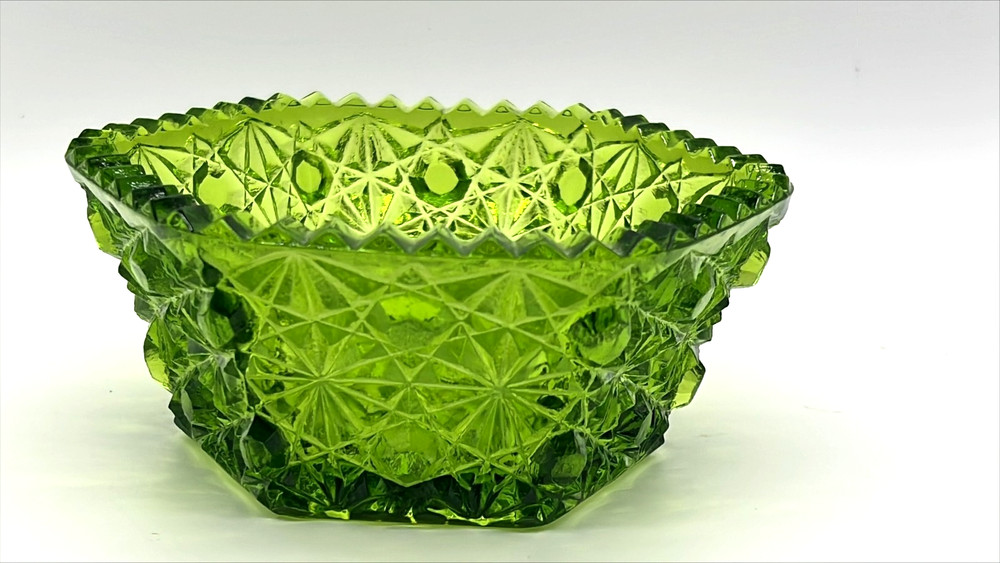 Vintage L.E. Smith Green Glass Daisy and Button Hexagon Shaped 5