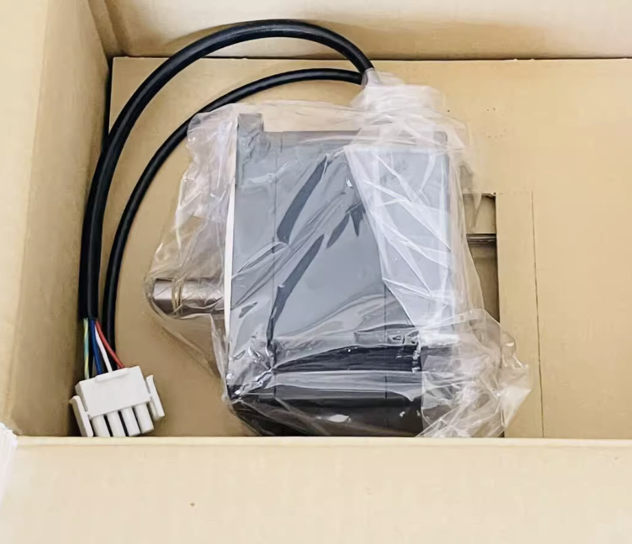 1PC New in box Yaskawa SGMPS-08ACA21 Servo motor