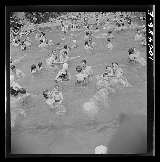 Photo:Washington DC 1942 Municipal Swimming Pool Sunday Swimmers Crowd
