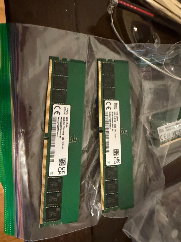 SK hynix 32GB PC5-34800 (DDR5-4800) Memory (HMCG88MEBUA081N)