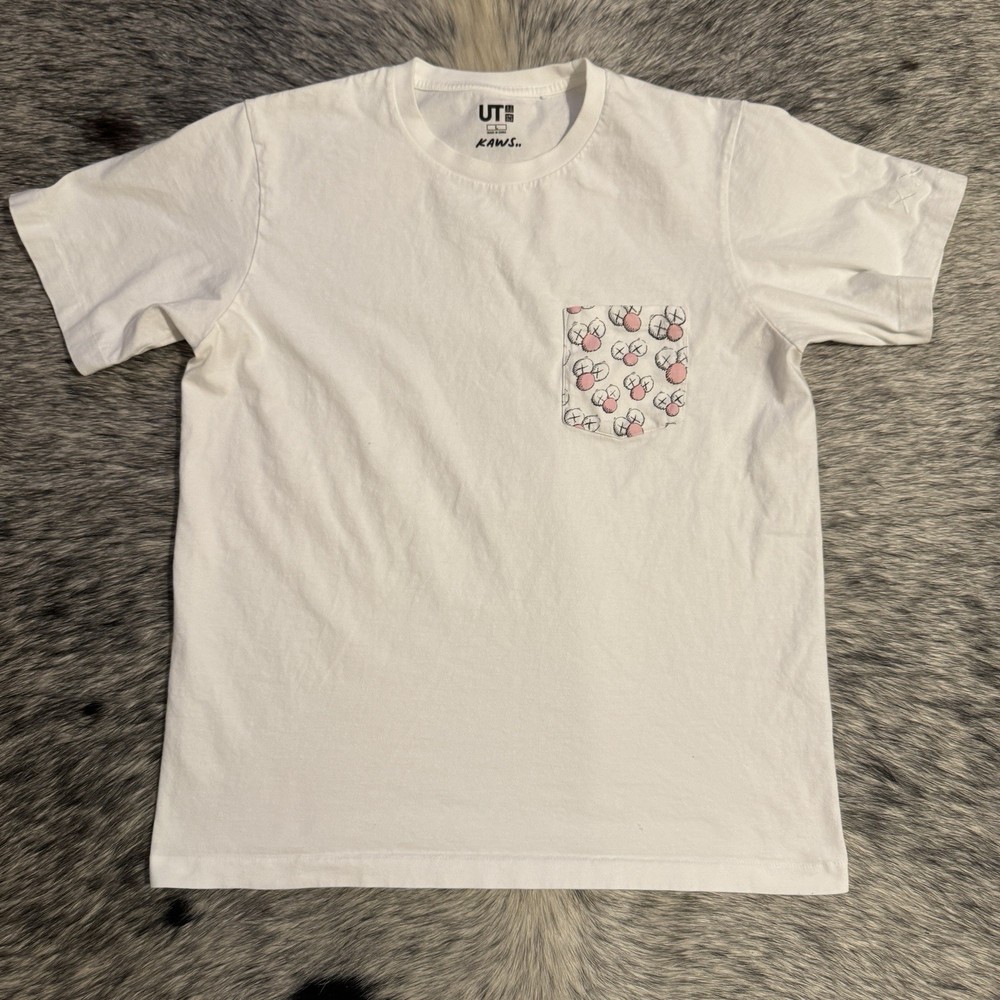 Uniqlo UT x KAWS White Pocket T-Shirt “KAWS..” Pattern Pocket Tee Size L 🔥🧩