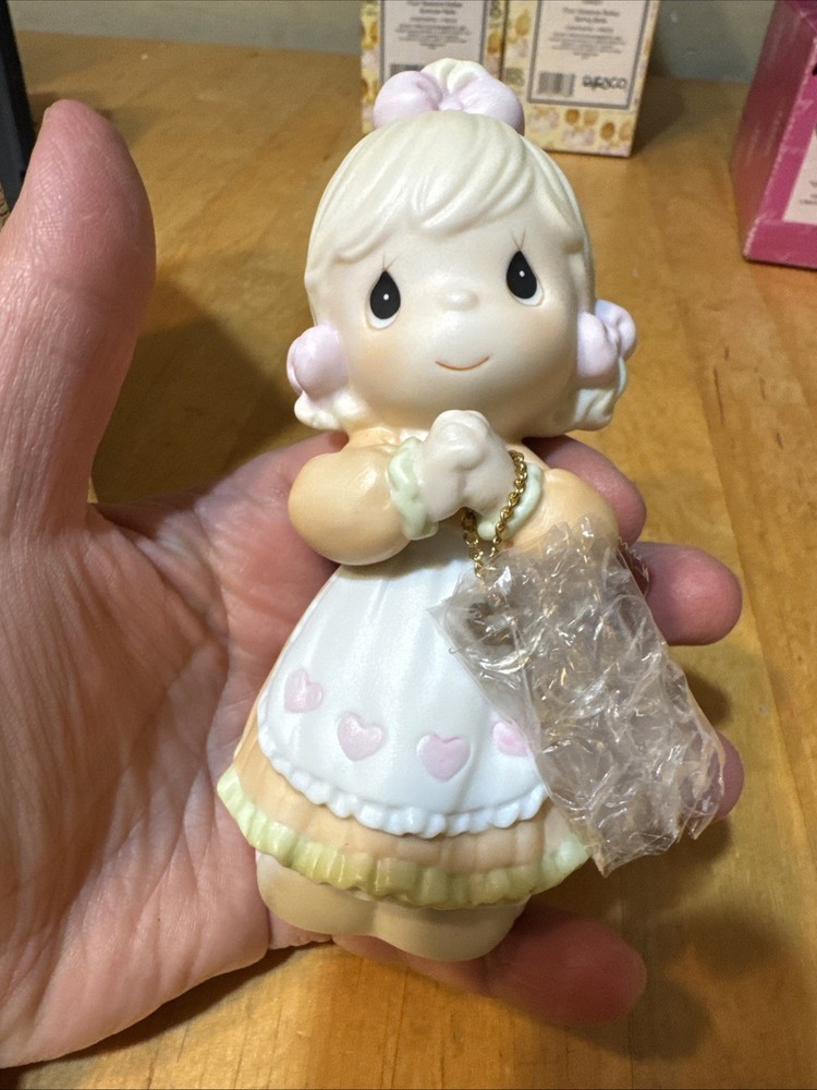 Precious Moments - Love Is The Key #482242 Girl With Gold Key On Chain 1998