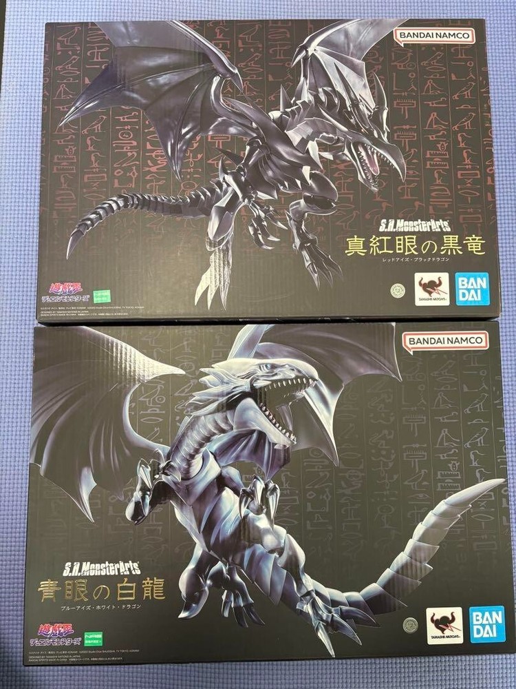 S.H.MonsterArts Blue Eyes White Dragon and Red-Eyes Black Dragon 2-Pack Bandai Japan