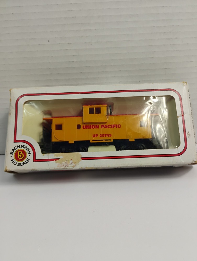 Bachmann 1/87 HO Scale  Union Pacific Railroad Caboose Car #UP 25743