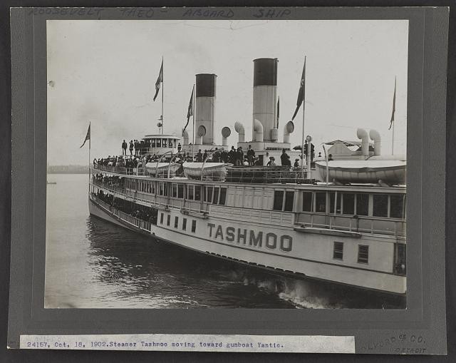 Photo:Steamer Tashmoo moving toward gunboat Yantic