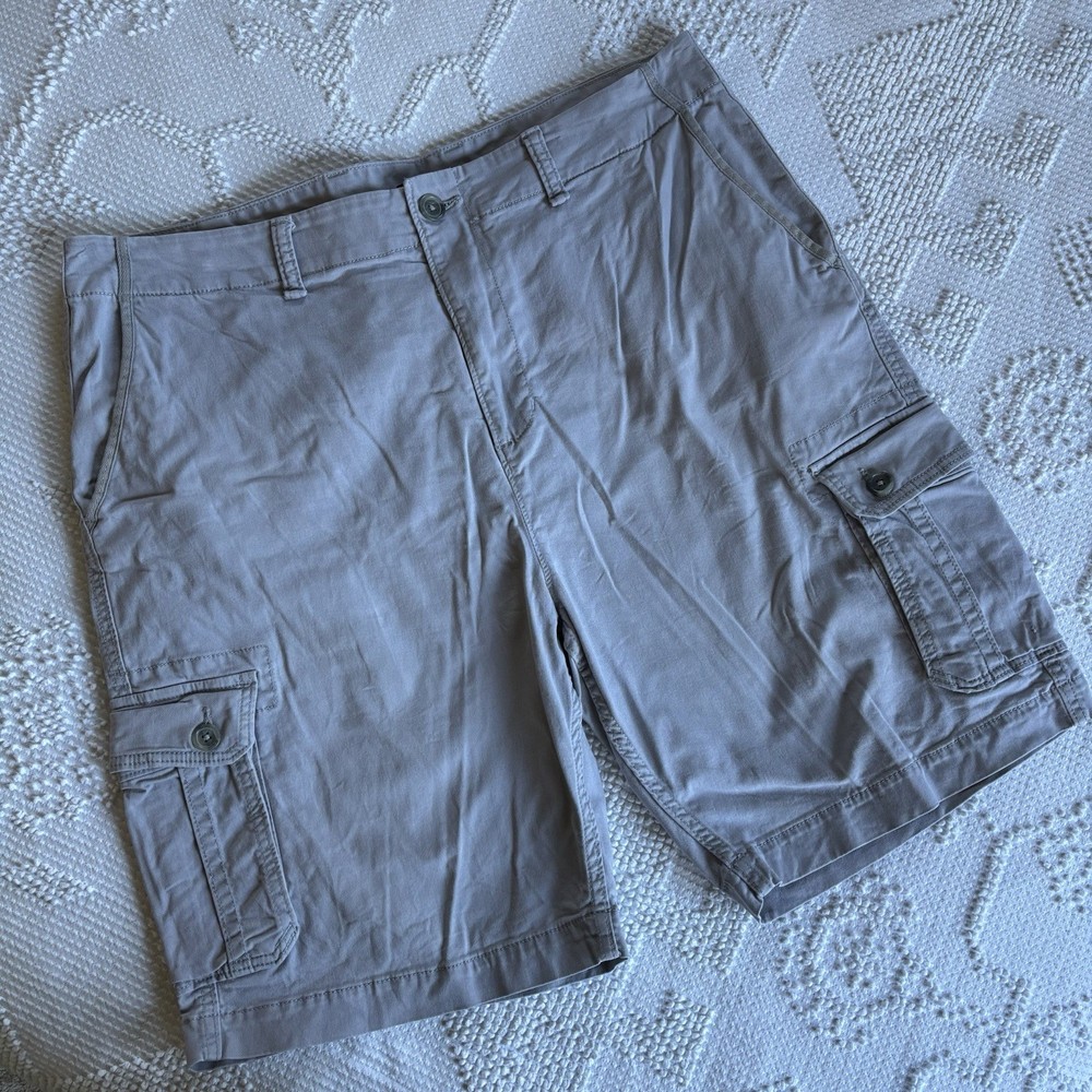 Old Navy men’s size 40 light gray flat front cargo shorts