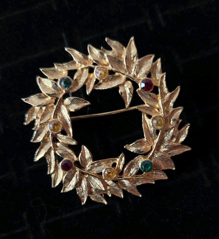 Vintage  Rhinestone CHRISTMAS Brooch Pin Large Holly Wreath Bow Gold Tone