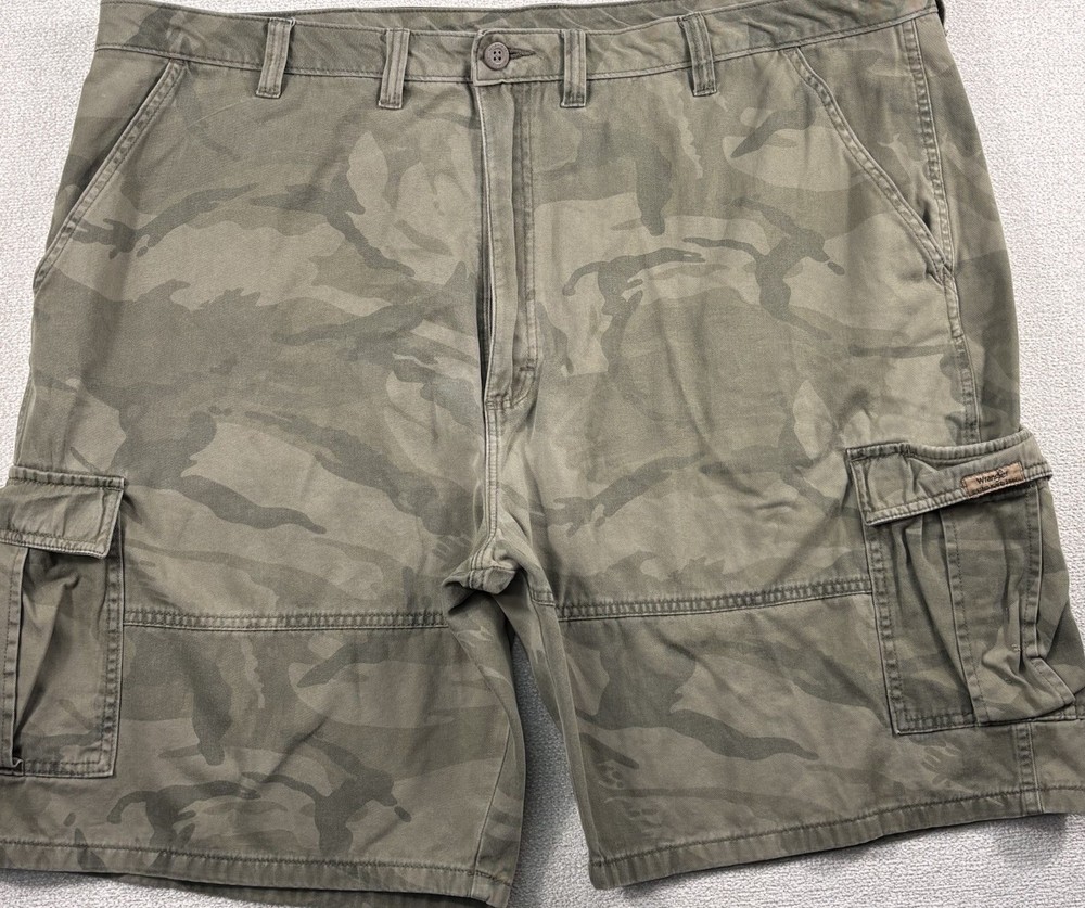Wrangler Cargo Shorts Men 46/10 Faded Green Camo Outdoor Hike Camp Casual Shorts