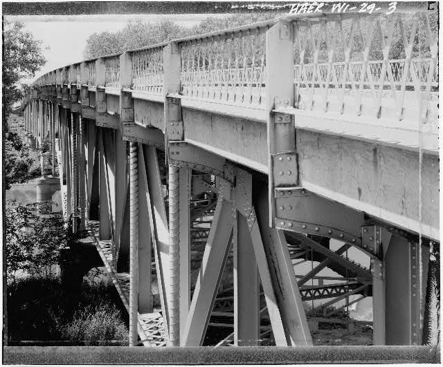 3. VIEW SOUTH SIDE BRIDGE, LOOKING WEST FROM DECK LEVEL - New London Bridge,