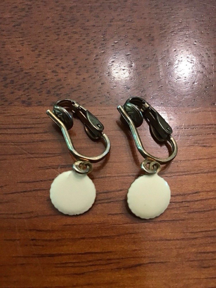 Earrings, vintage Levered-Screw-clip-on, Capri, Cream Enamel Gold-tone drop, 1