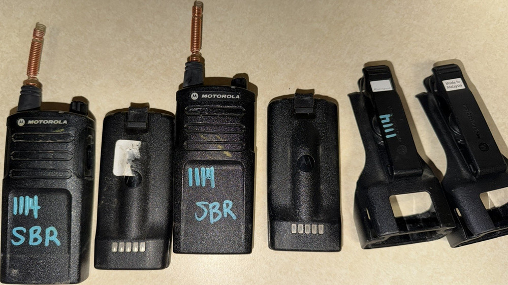 Motorola RMU2040 Portable Handheld Two-Way Radios Black with Batteries & Clips