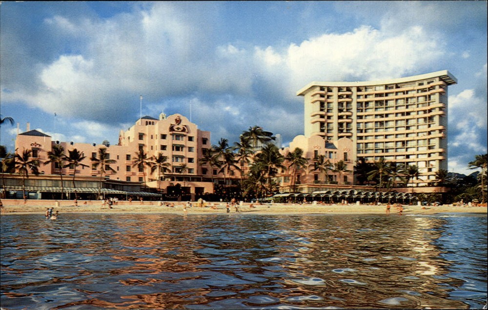 Honolulu Hawaii Waikiki Beach Royal Hawaiian Hotel unused vintage postcard