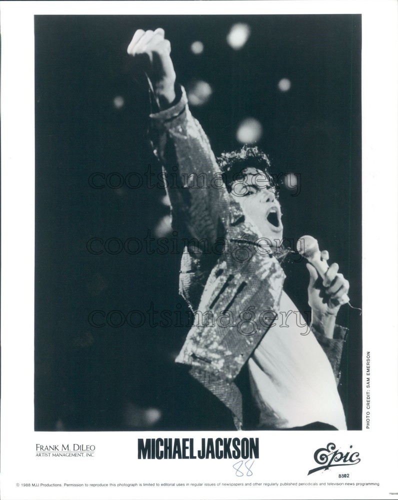 1988 Press Photo King of Pop Michael Jackson Fist Raised 1980s