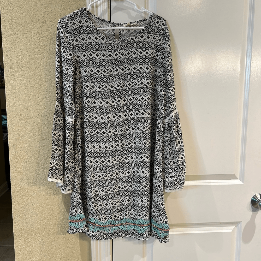 Roxy medium black and white geo print long sleeve dress