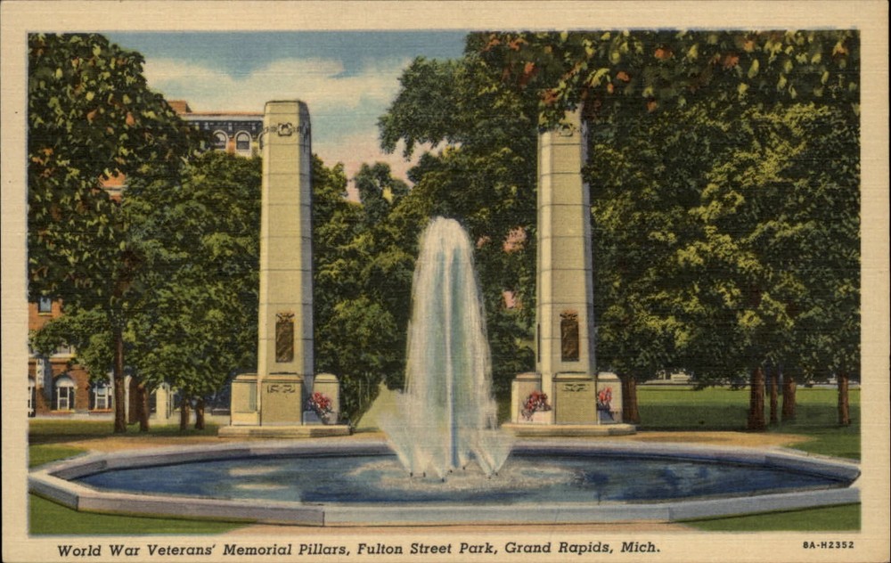 Grand Rapids Michigan World War Veterans Memorial Pillars ~ 1930s linen postcard