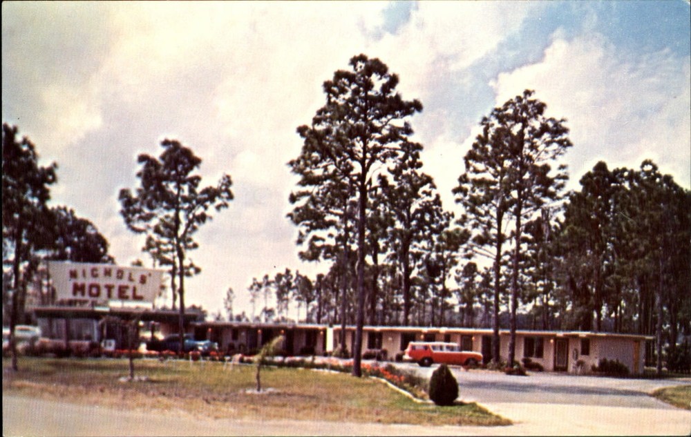 Nichols Motel Hwy 19 & 98 ~ Crystal River Florida ~ 1950s cars  vintage postcard