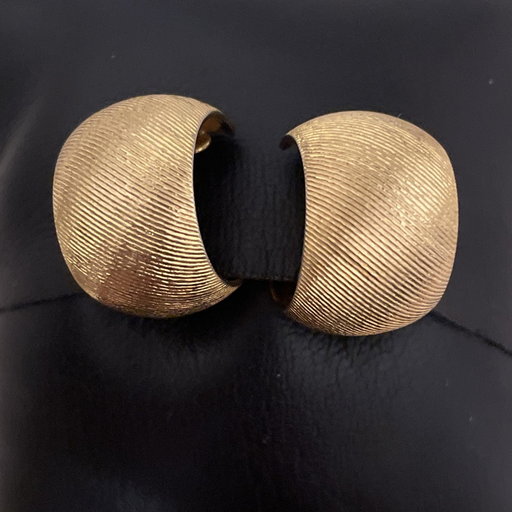 Vintage Avon Clip On Earrings Chunky Wide Gold Tone Hoops Ribbed Classic