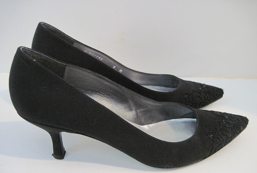 STUART WEITZMAN Women's Black Crystal Embellishments Lace Pumps Size 8 M