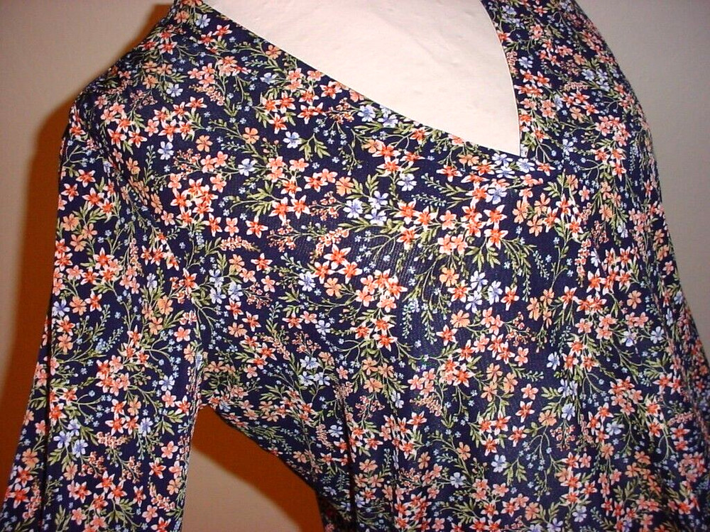Vince Camuto Floral Top Size Small Long Sleeve Stretch Vneck