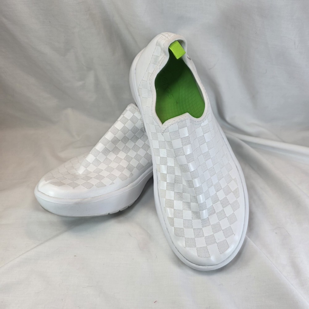 OOFOS OOmg eeZee Low Shoes Womens Size W8 White Recovery Slip-On Foam Comfort