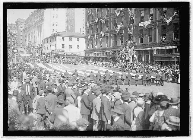 Photo:Washington DC G.A.R. Parade 1915 Veterans Flag Crowd
