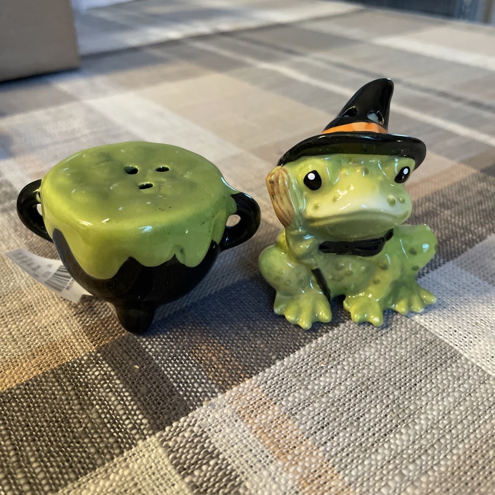 Cracker Barrel Halloween Witch Frog and Cauldron Salt & Pepper Shaker Set 2025=