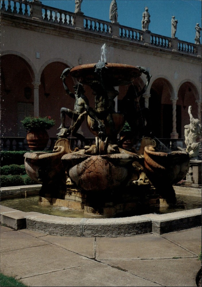 Florida Sarasota Art Museum Courtyard fountain ~ 1985 postcard sku681