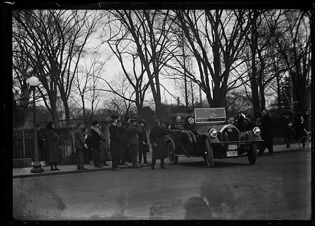 Photo:Automobile leaving White House, Washington, D.C.