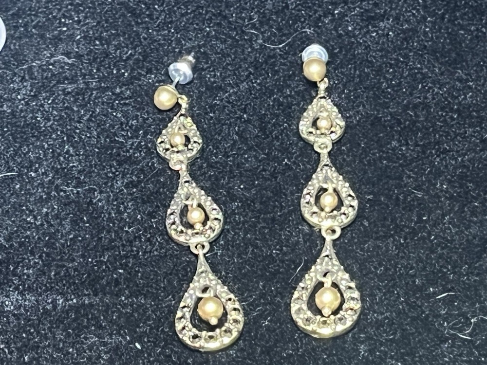 Vintage Gold Toned Monet Stamped Dangly Earrings