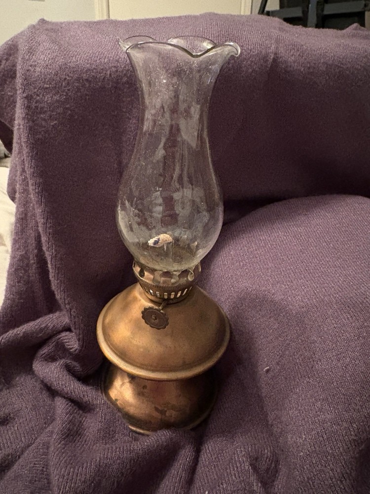 Antique Brass Oil Lamp Lantern Design with Glass Chimney and Knob Control