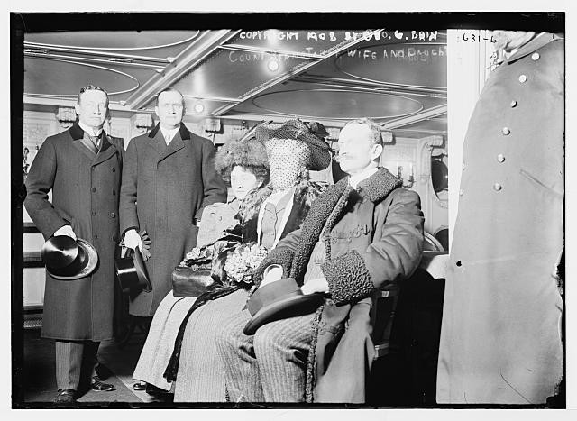 Photo:Count Bernstorff, wife, and daughter seated