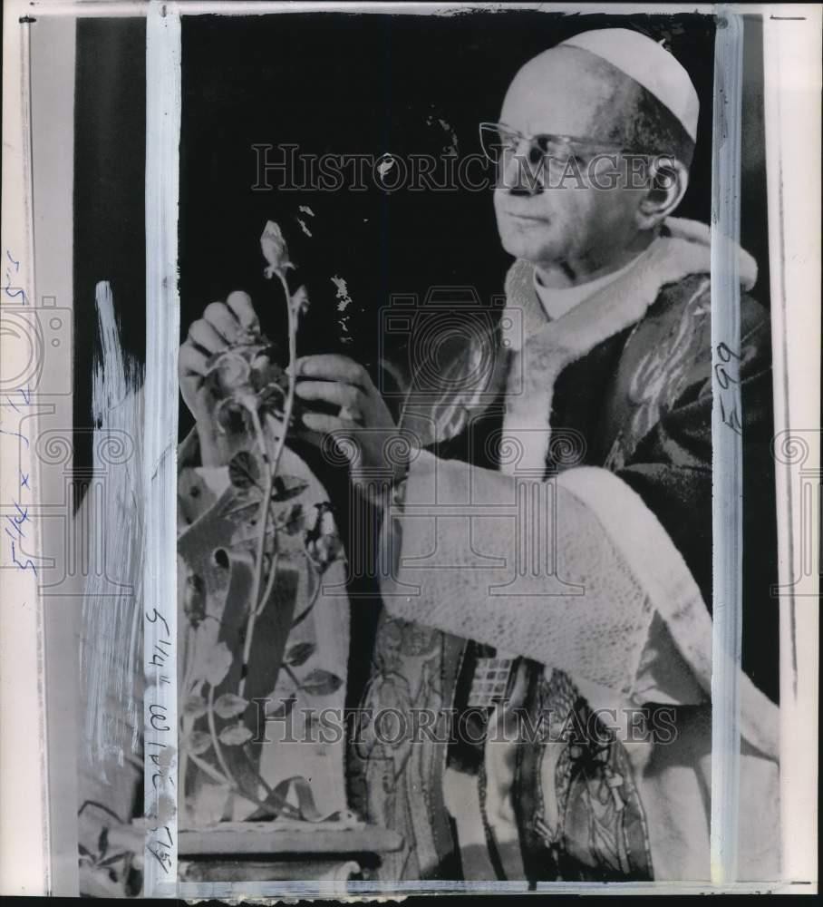 1966 Press Photo Pope Paul VI blesses a golden rose in the Vatican City