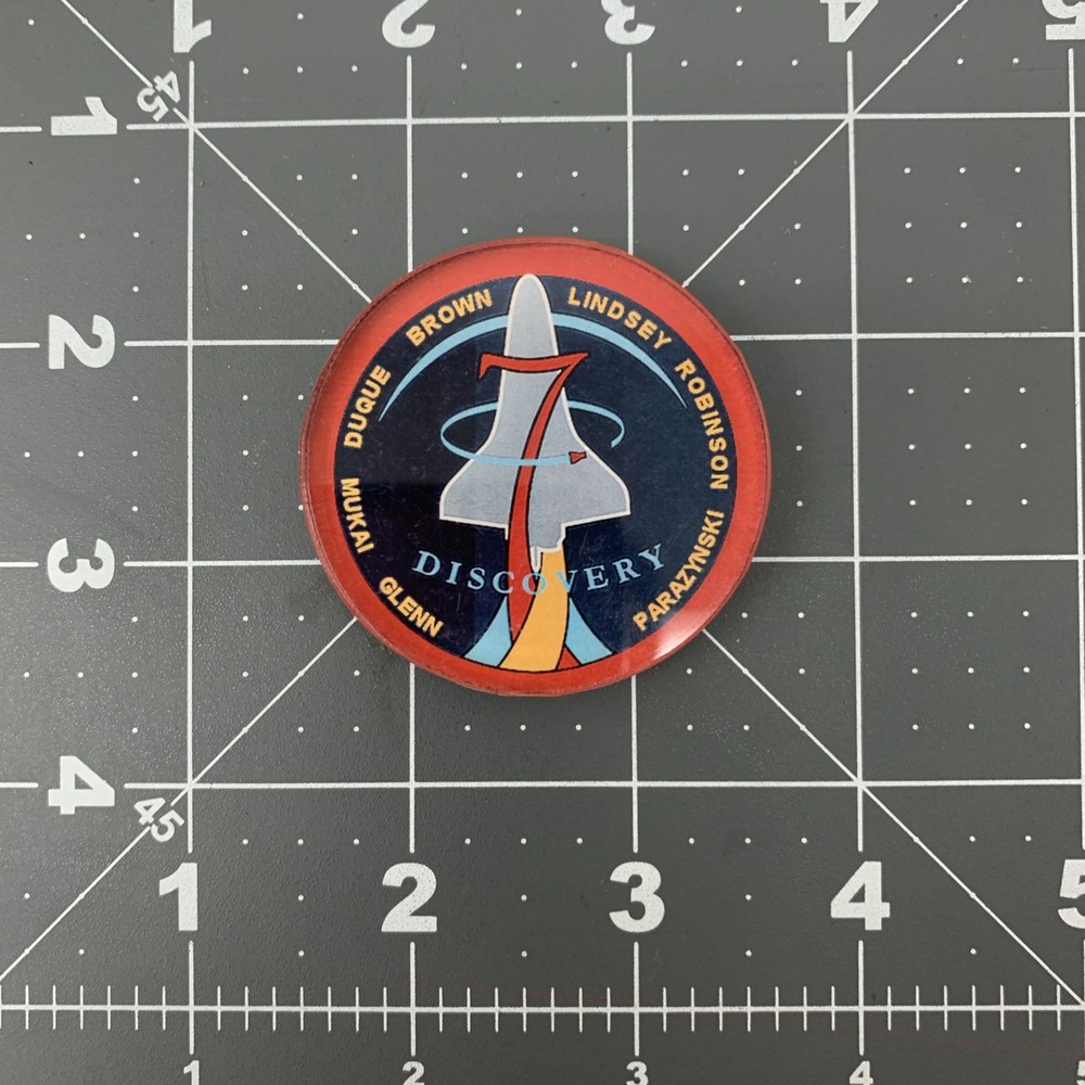Vintage Space Shuttle Discovery 7 Refrigerator Magnet Souvenir 2” Round