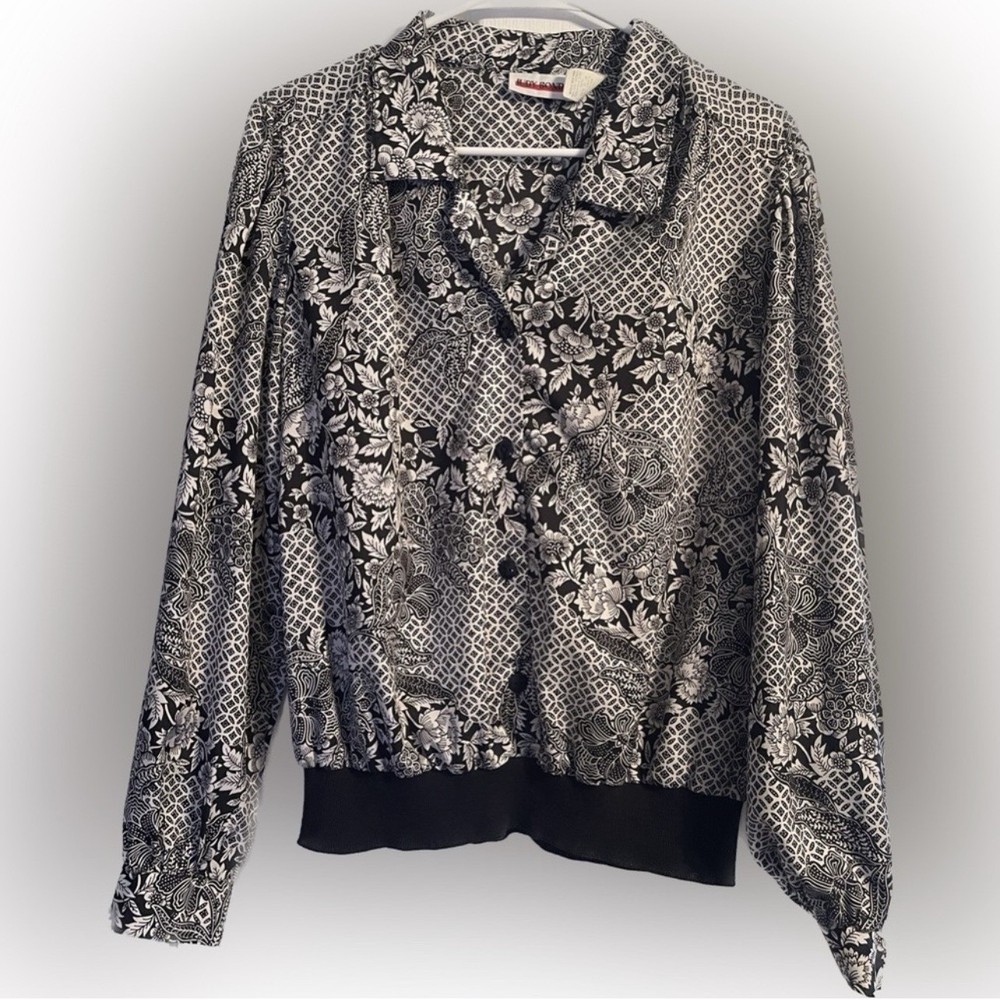 1980’s Vintage Judy Bond Ribbed Hem Black & White Geometric Floral Button Up 14