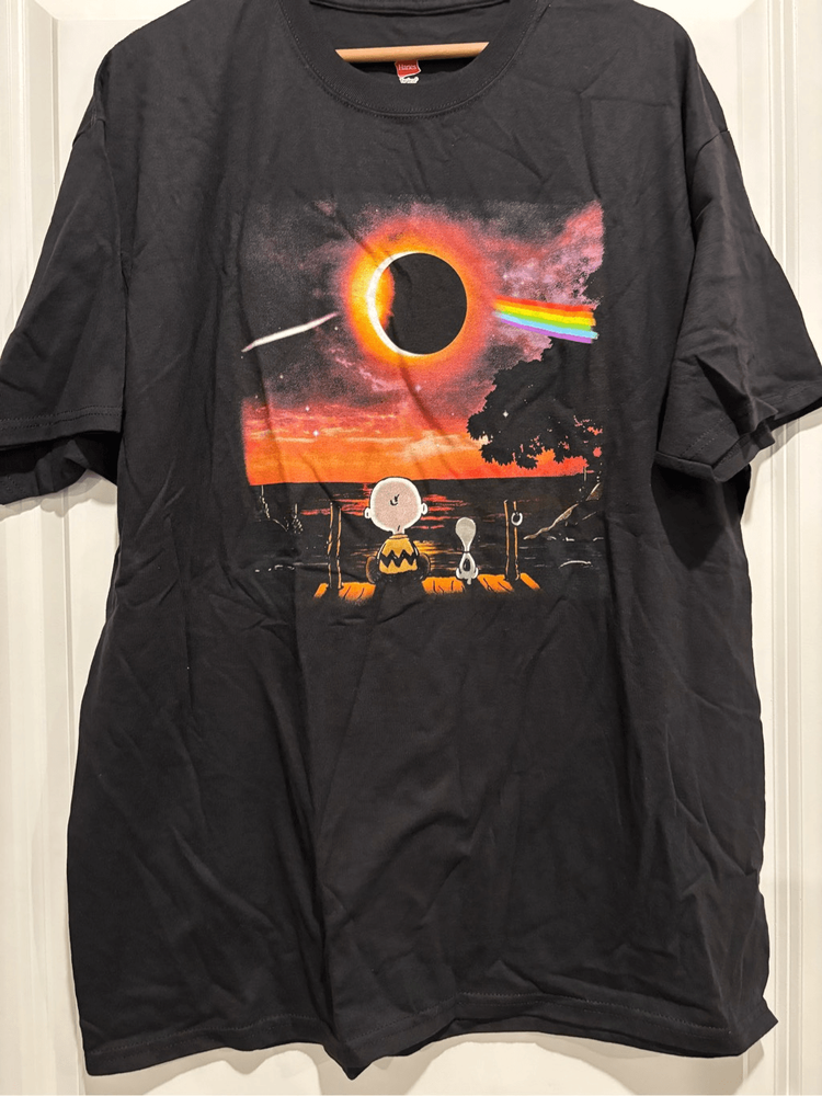 Charlie Brown Eclipse Graphic Tee in XL - Fun Snoopy Design