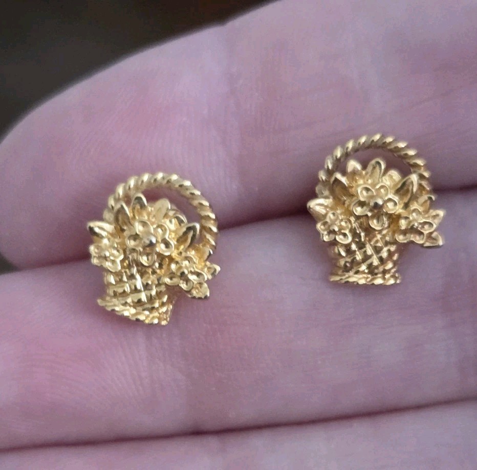 Vintage AVON Earrings Holiday  Gold Tone Flower Basket Pierced Stud