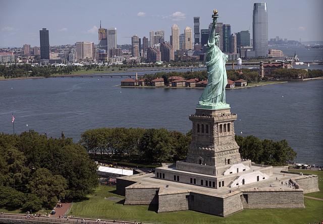 Photo:Statue of Liberty Liberty Island New York Harbor 2017 Skyline View