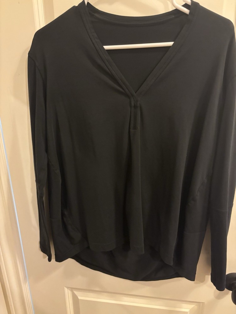 Women’s Sz. 4 Lululemon Back In Action V-Neck Long-Sleeve Shirt Black