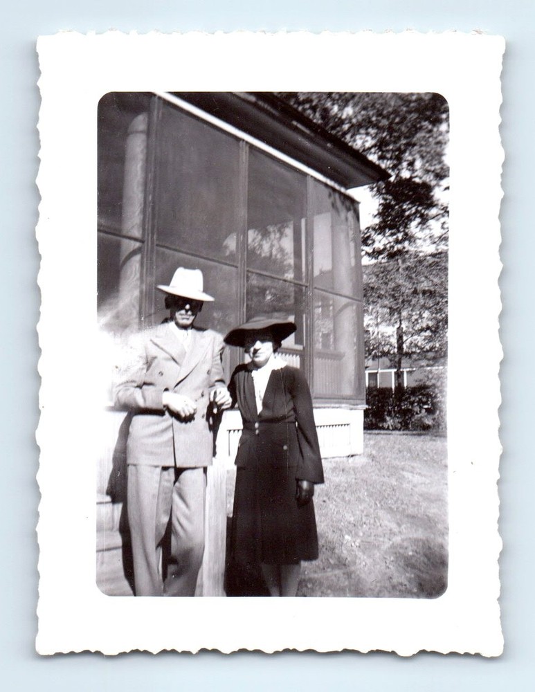 Old Vintage Photo MAN WOMAN COUPLE IN HAT BY HOUSE 1942 ANTIQUE SNAPSHOT
