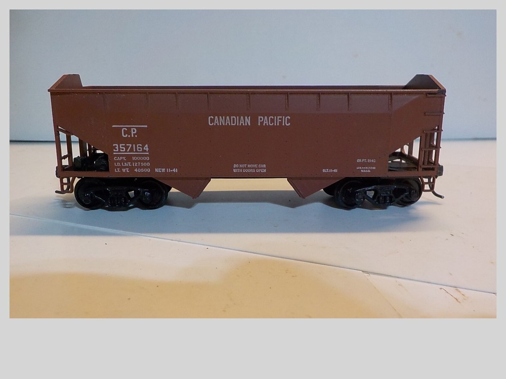 HO Vintage Athearn Blue Box 34' Offset Side 2-Bay Hopper CP 357164 Built Kit