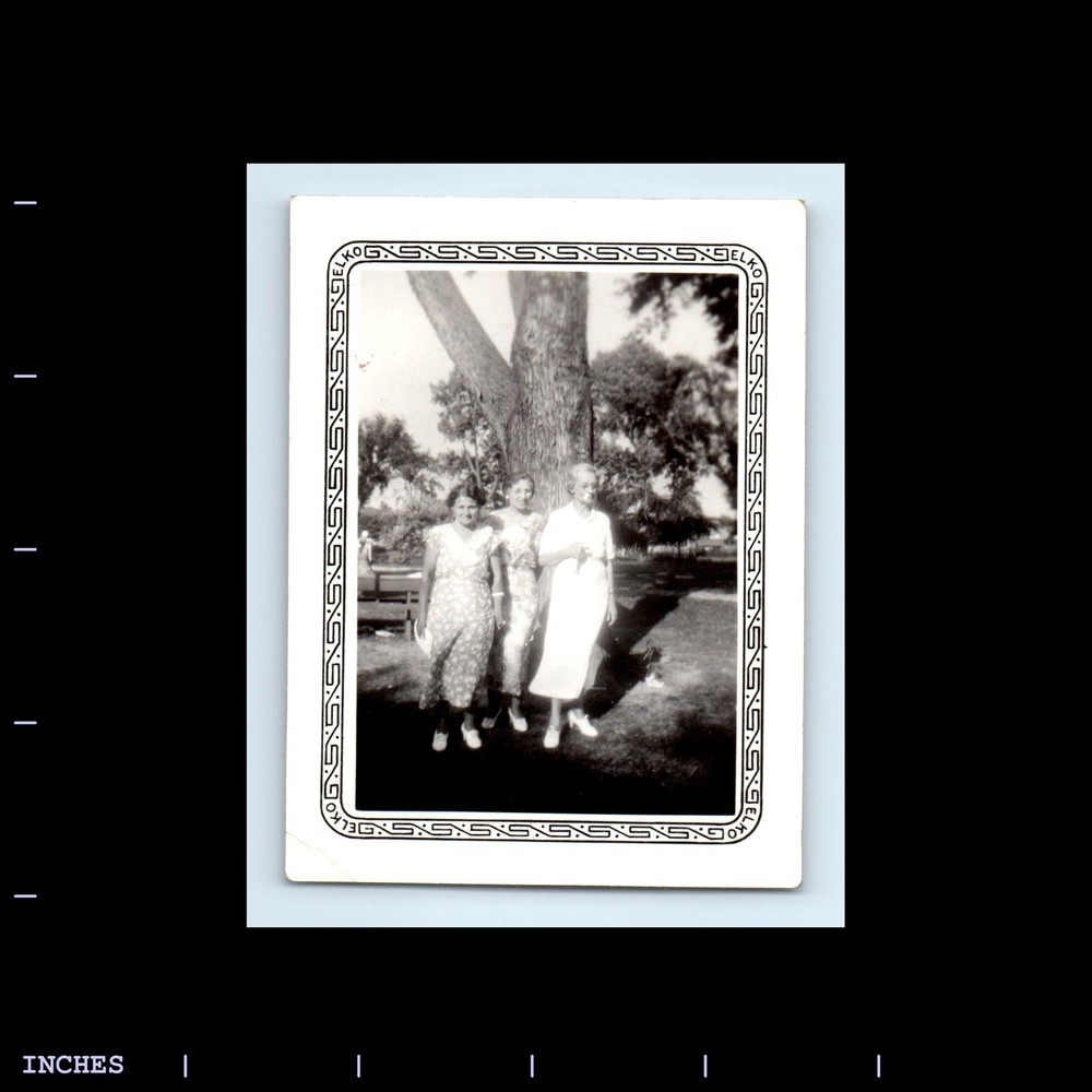 Old Vintage Photo WOMEN THREE GRACES OUTSIDE DECORATIVE BORDER