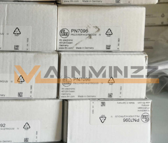 One IFM pressure switch PN7096 New