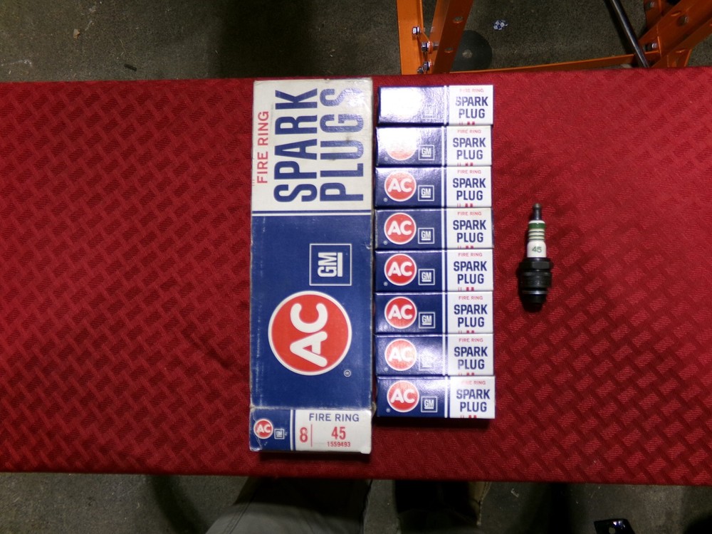 Ac Delco 45 Spark Plug   NOS  bx of 8 Green Stripe   1559493-image