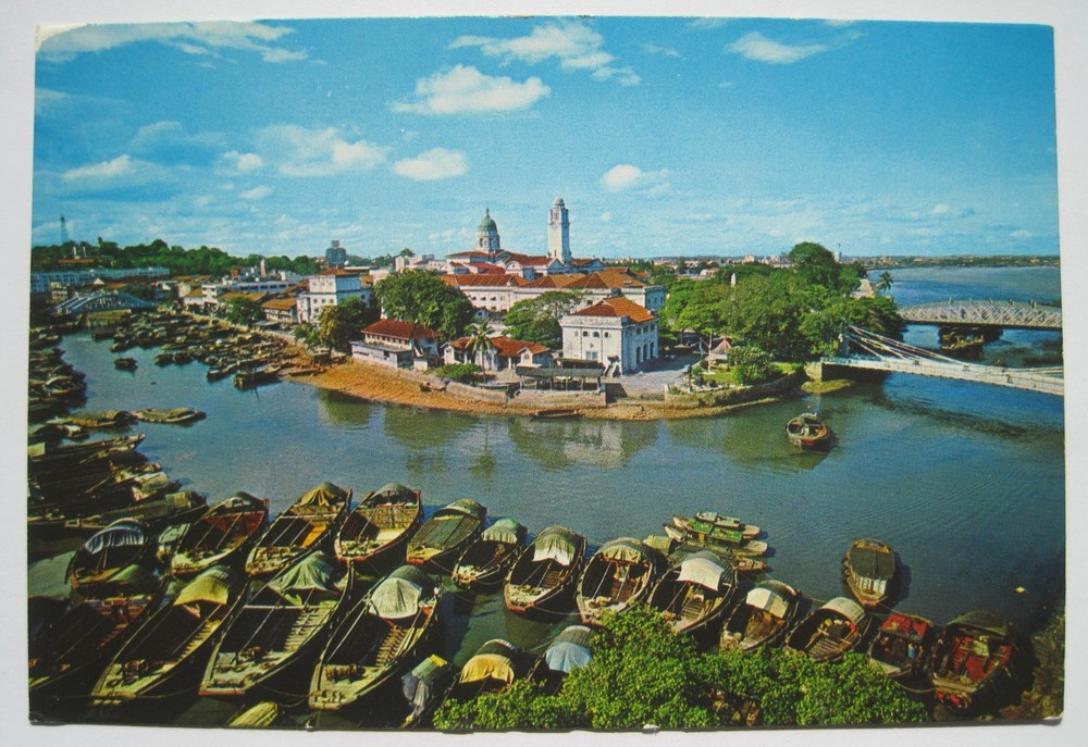Singapore River, Boats, Government Buildings Vintage 4 x 6 Postcard
