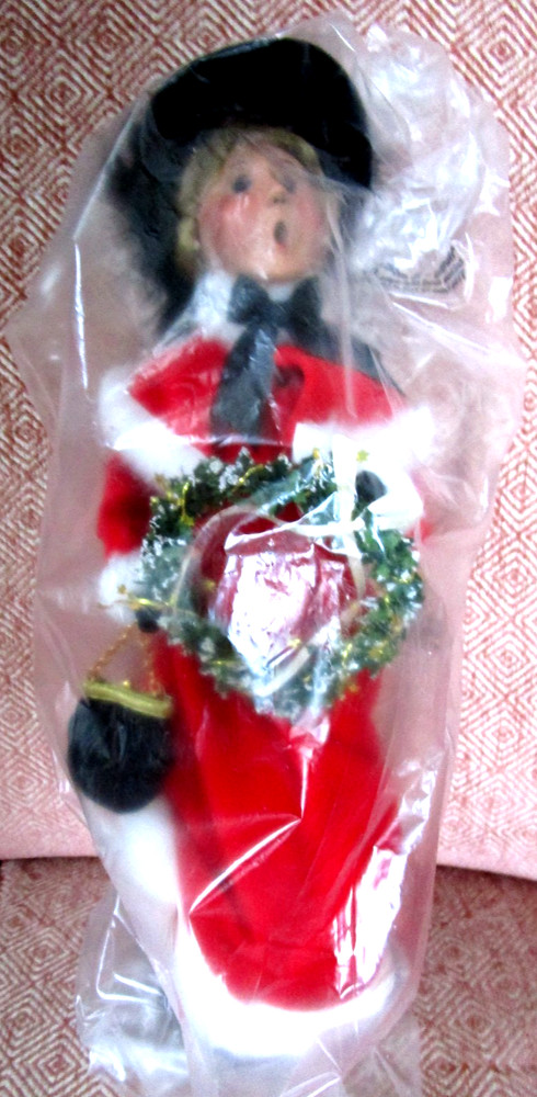 2005 Byers Choice Caroler Victorian Woman Red Velvet Wreath Hat Handbag 13” MINT